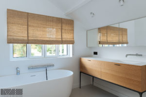 Store bateau en raphia, sur mesure avec application galon . Tapisserie d'ameublement