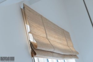 Store bateau en raphia, sur mesure avec application galon . Tapisserie d'ameublement