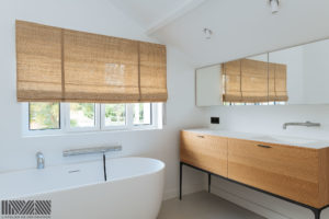 Store bateau en raphia, sur mesure avec application galon . Tapisserie d'ameublement
