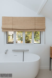 Store bateau en raphia, sur mesure avec application galon . Tapisserie d'ameublement